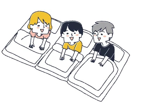 布団を並べている3人の子供